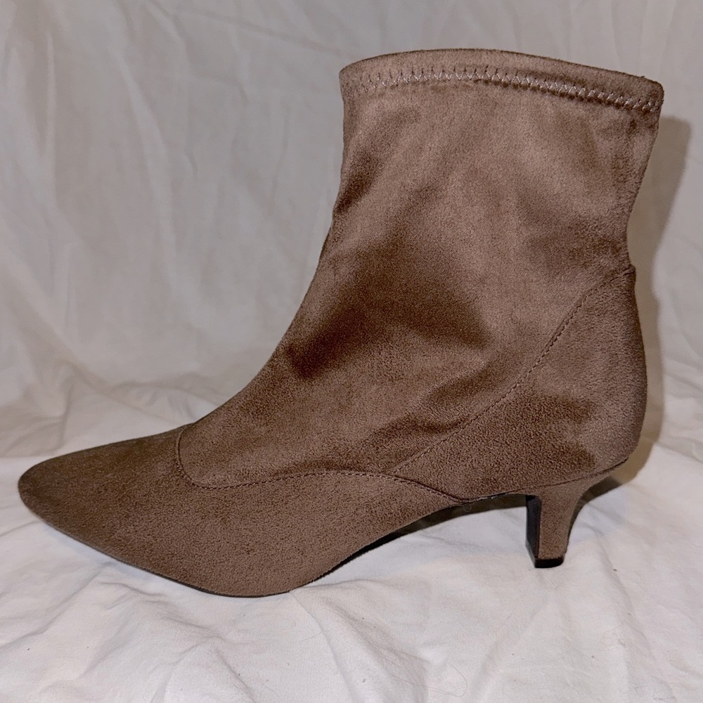 Rockport low heel ankle boots in faux suede